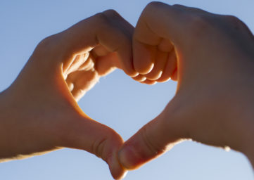 Symbolbild Seelsorge: Zwei Hände formen ein Herz