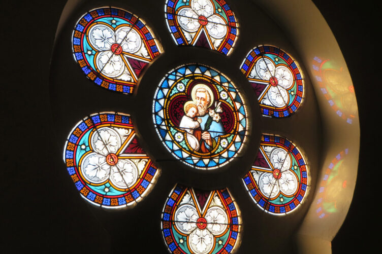 Betrachtung der Kapellenfenster in der Josefskapelle Rütihof