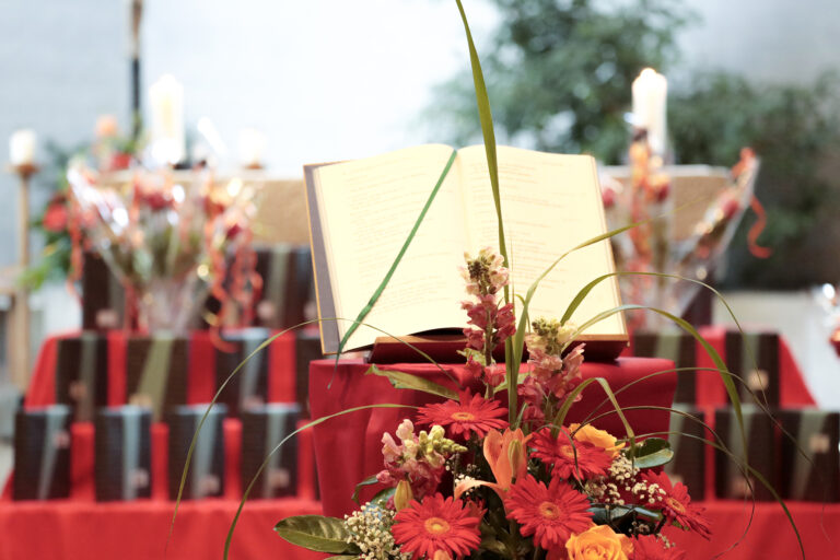 Wenn der Heilige Geist Herzen bewegt – Firmgottesdienst mit Abt Vinzenz Wohlwend