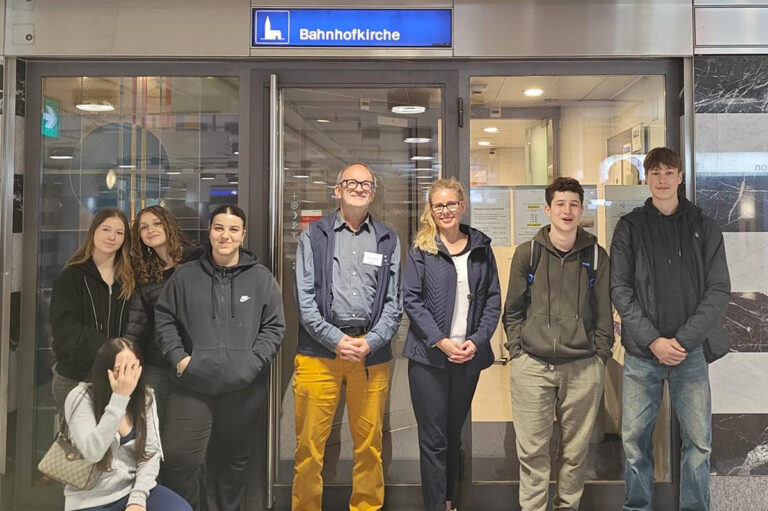 Mitten im Trubel ein Ort der Ruhe: die Bahnhofskirche Zürich