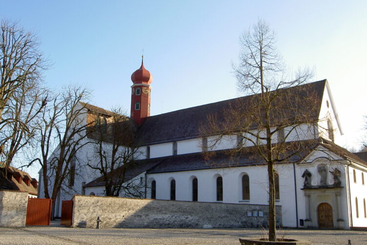 Töffsegnung vor der Klosterkirche