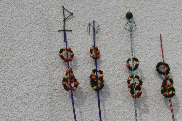 Einladung zum Palmenbinden  auf dem Kirchplatz St. Anton