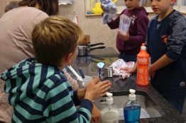 Brotbacken mit den Erstkommunionkinder