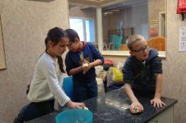Brotbacken mit den Erstkommunionkinder 4