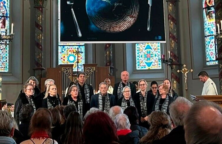 Singen in der Kirche am Pfingstsonntag