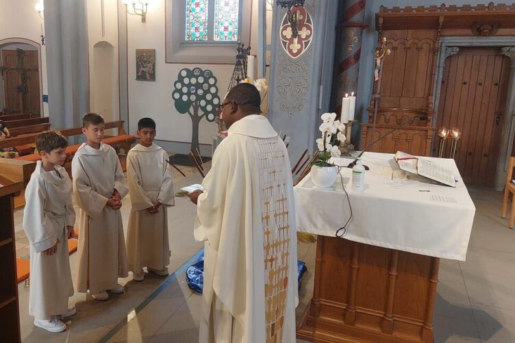 Neue Ministranten feierlich aufgenommen